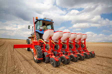 Traktor sa sadilicom na terenu