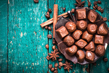 Doces de chocolate em fundo de madeira