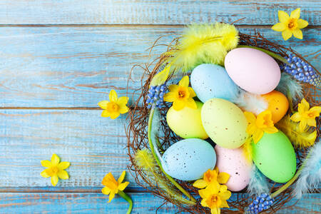 Huevos multicolores en un nido