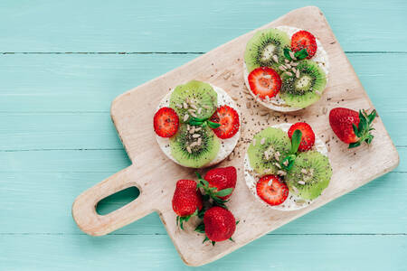 Sandwiches with kiwi and strawberries