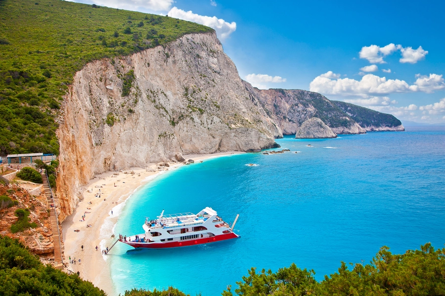 Pogled na tirkiznu plažu Katsiki