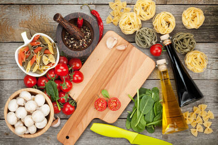 Nudeln, Tomaten und Gewürze