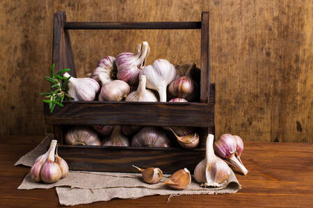 Vitlök i en låda