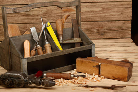 Håndverktøy i en trekasse