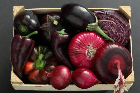 Кутия с лилави зеленчуци