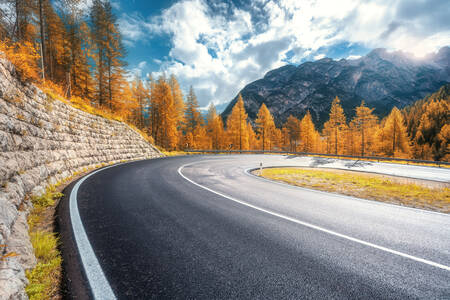 Jalan pegunungan yang berkelok-kelok