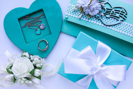 Collar de plata y caja de regalo