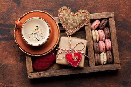 Kaffee mit Makronen und einem Geschenk
