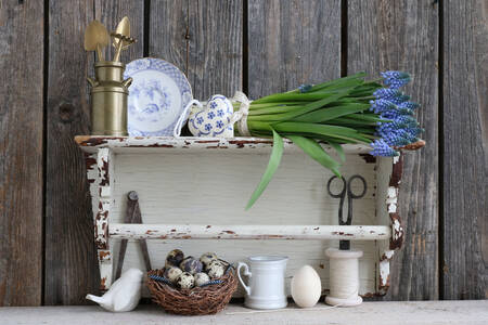 Ein Strauß Muscari-Blumen auf einem weißen Regal