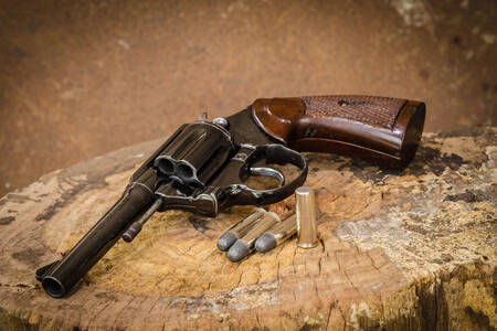 Vana revolver palgil