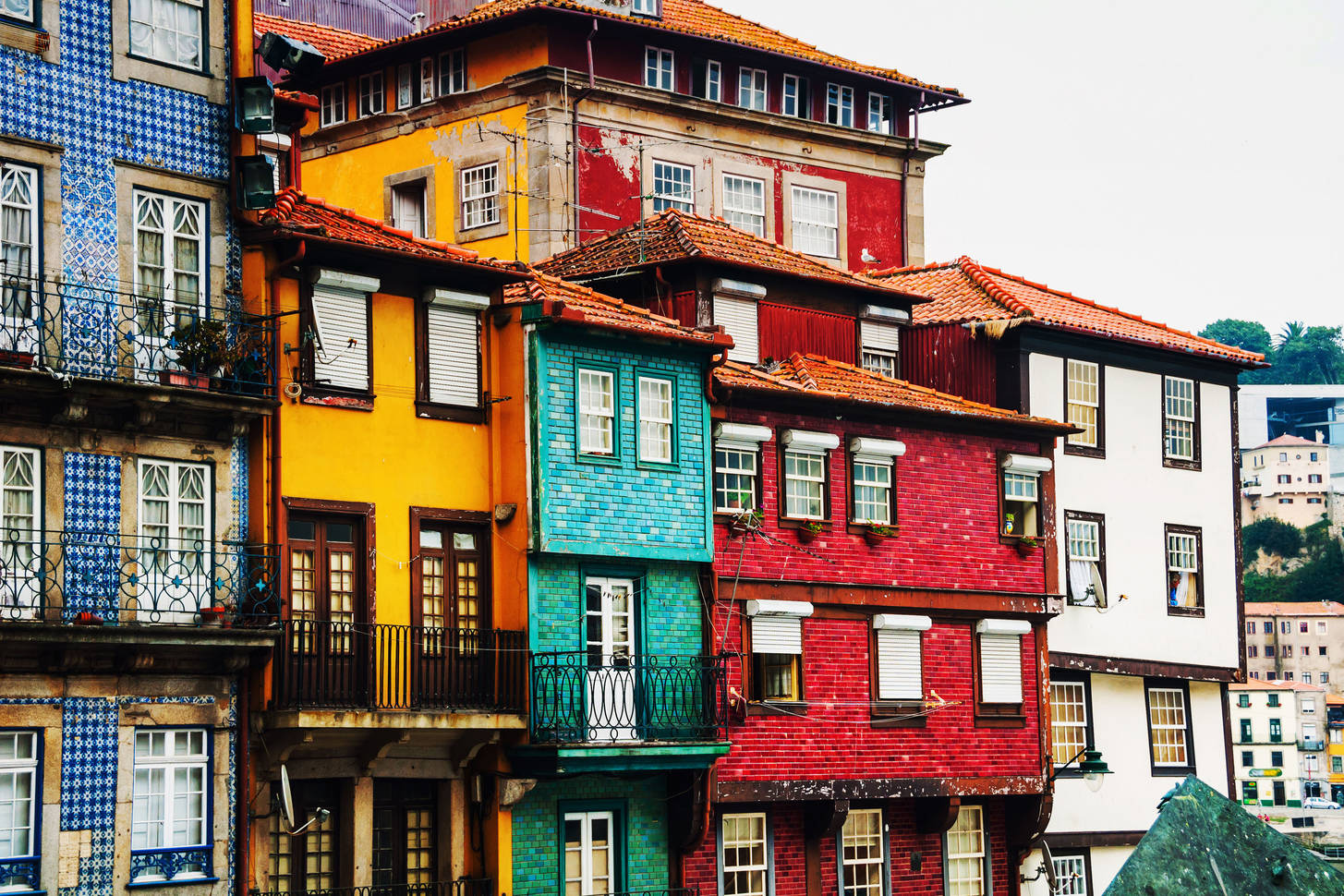 Дом в португалии buy ticket. Порту квартал Рибейра. Порто Португалия жилые кварталы. Разноцветные дома. Португалия разноцветные домики.