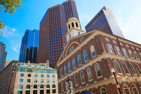 Vedere a Fanail Hall și a zgârie-norilor din Boston