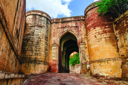 La puerta de piedra de la fortaleza de Mehrangarh