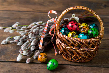 Αυγά ορτυκιού Πάσχας σε ένα καλάθι