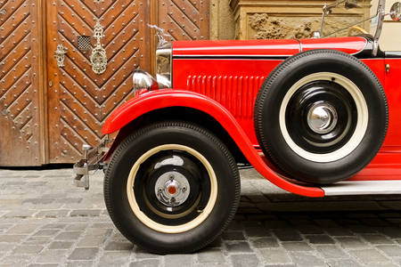 Mașină retro roșie