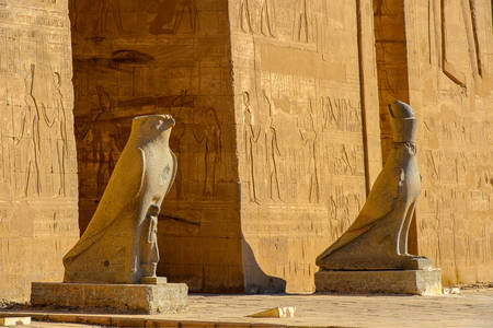 Statuen im Tempel von Edfu
