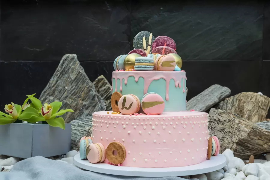 Bolo decorado com Macarons