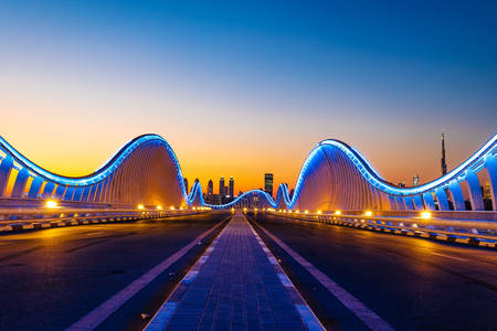 Blick auf die Meydan-Brücke in Dubai