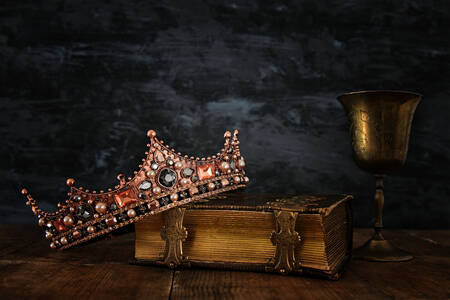 Корона, книга і кубок