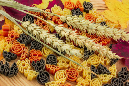 Kleurrijke pasta op tafel