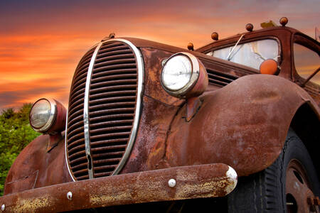 Staré hrdzavé auto