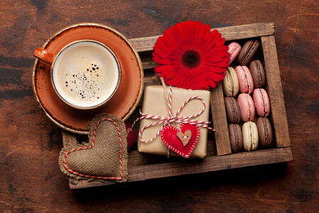 Káva, sušenky a dárek