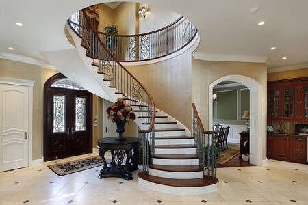 Foyer ze spiralnymi schodami