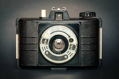 Siyah arka plan üzerine retro kamera