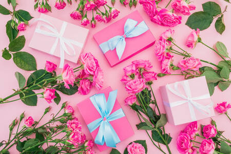 Rosas rosadas y regalos