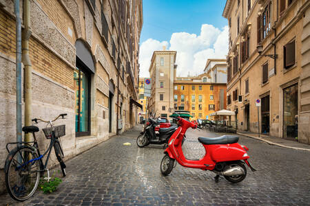 Skútry na ulici v Římě