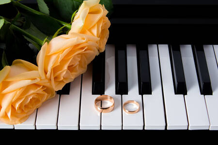 Snubné prstene na klavíri