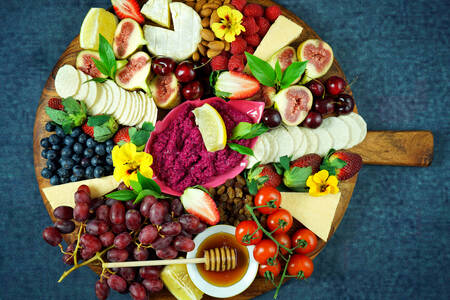 Obst und Käse auf einer Platte