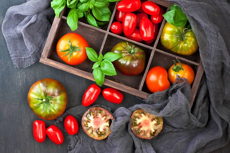 Pomidory w drewnianym pudełku