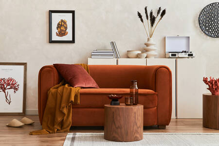 Интерьер гостиной с кожаным диваном