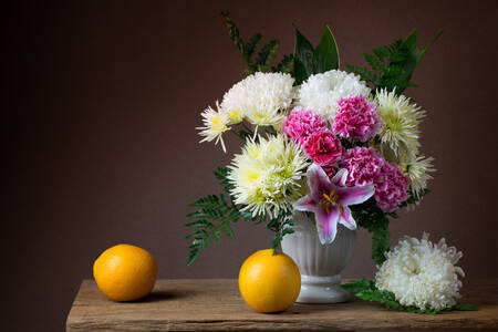Букет цветов и апельсины