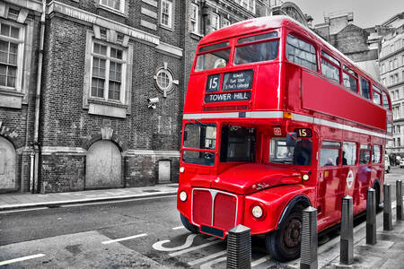 Piętrowy czerwony autobus