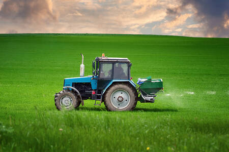 Tractor pe un câmp verde