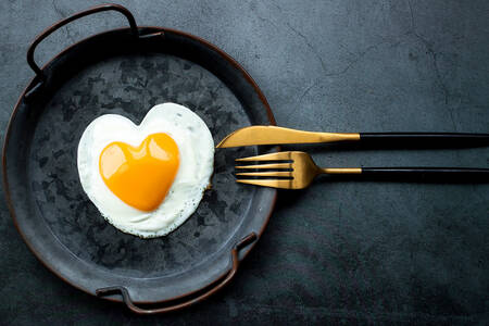 Uova fritte a forma di cuore