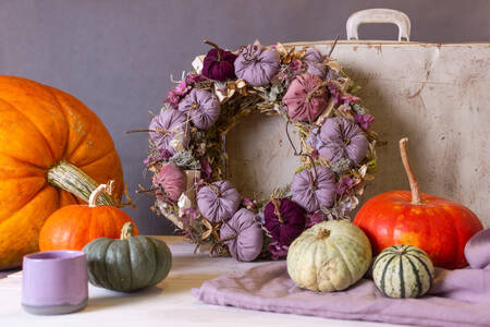 Couronne d'automne avec des citrouilles