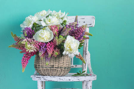 Una cesta con flores en una silla