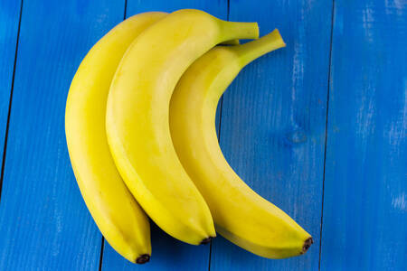 Banane su sfondo blu