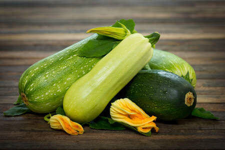 Courgette sur une table en bois