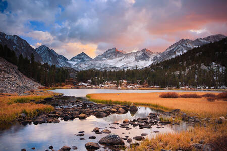 Lacs, montagnes et coucher de soleil