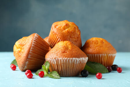 Mafini i bobičasto voće na stolu