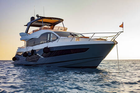 Yate a motor con flybridge