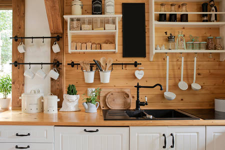 Interiorul bucătăriei rustice