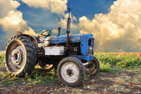 Oude tractor in het veld