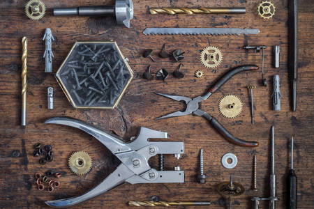 Stare narzędzia na drewnianym stole