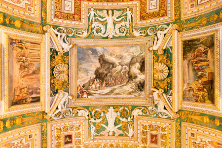Schilderijen aan het plafond in het Vaticaanse museum