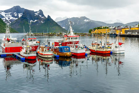 Fiskerbåde i landsbyen Khusoy
